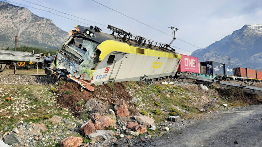 Adanada aynı istikametteki iki yük treni çarpıştı: 2 makinist yaralı