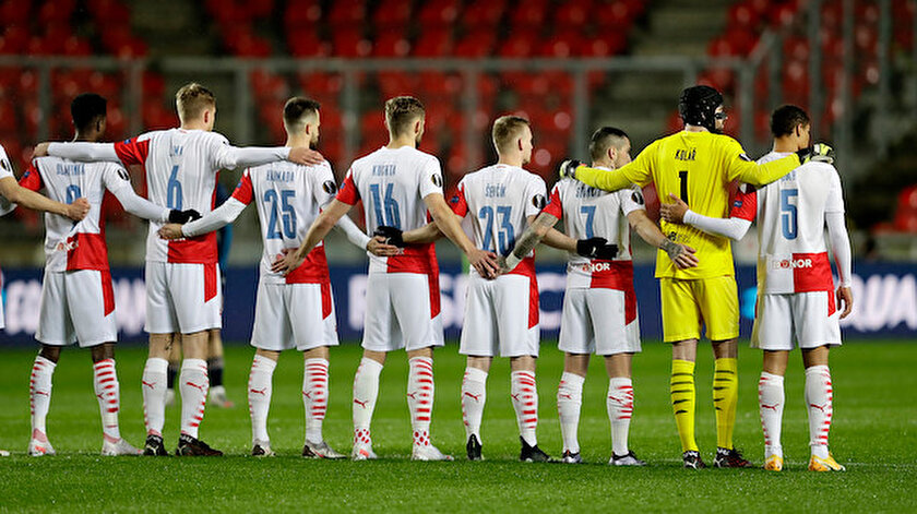 Slavia Prag-Arsenal maçında ırkçılığa karşı diz çökme tartışması