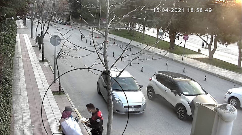 Polis gönülleri fethetti: İftarlıklarını kağıt toplayıcı kadın ve çocuklarına dağıttılar