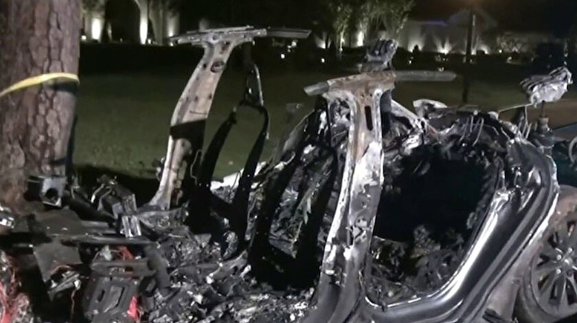 ABD’de sürücüsüz Tesla aracı kaza yaptı: Piller patlayınca alev alev yanan araçta 2 kişi öldü
