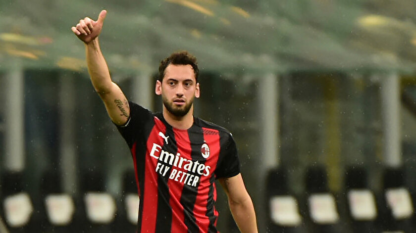 Hakan Çalhanoğlundan muhteşem gol: Ibrahimovic ayakta alkışladı