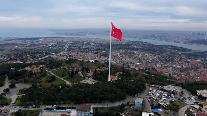 Türkiyenin en büyük bayrağı Erdoğanın katılımıyla göndere çekildi