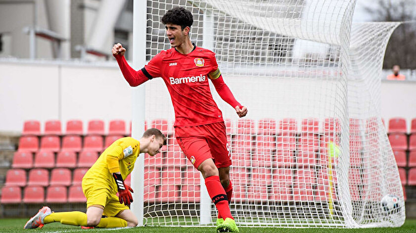 Bayer Leverkusenden Emrehan Gedikliye profesyonel sözleşme