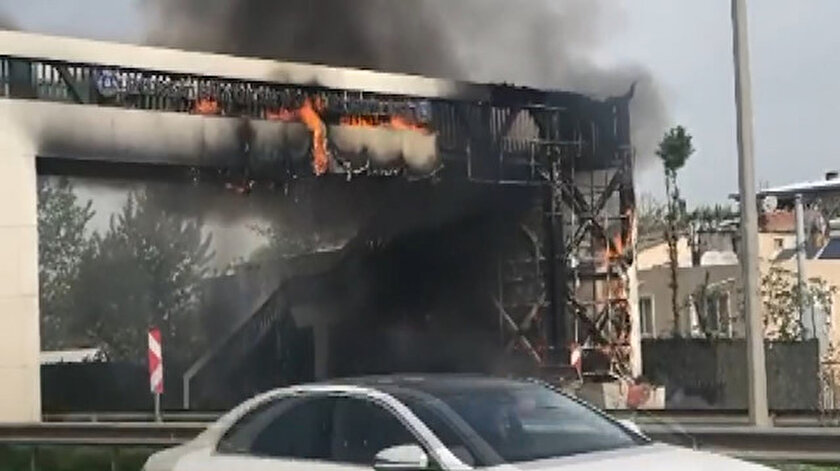 Bursada korku dolu anlar: Üst geçit alev alev yandı