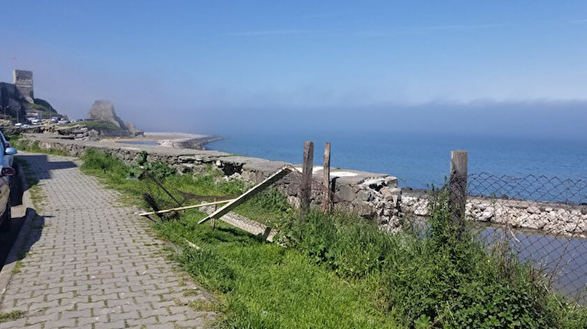 Yaslandığı sur yıkılınca 7 metre yükseklikten düştü