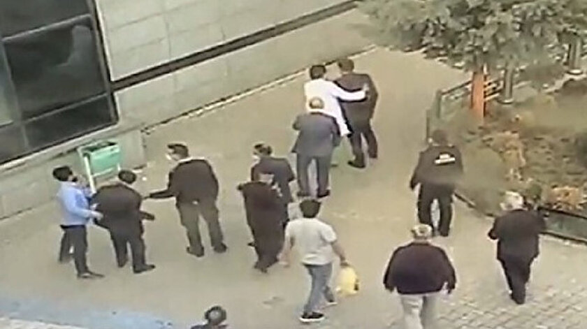 Silahlı saldırganın öldürmek istediği kişiye babası siper oldu: Başhekim cinayeti önledi