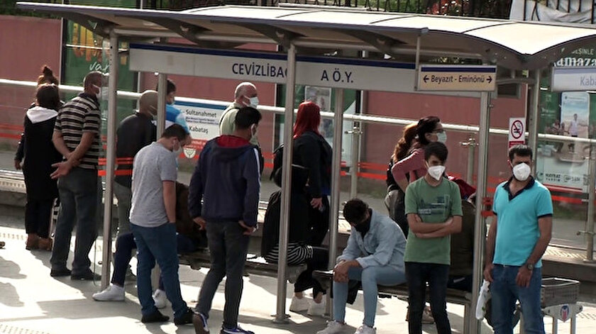 Seferler azaltılınca toplu taşıma duraklarında yaya yoğunluğu oluştu