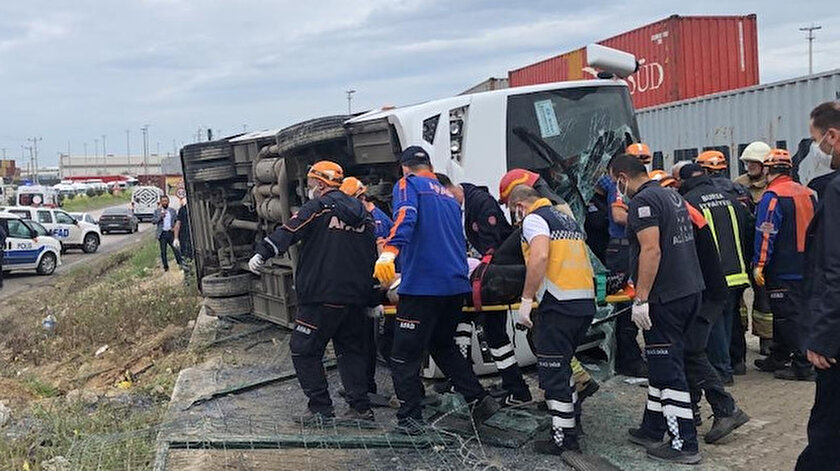 Bursada işçileri taşıyan servis bariyere çarpıp devrildi: Bir kişi hayatını kaybetti 20 yaralı var