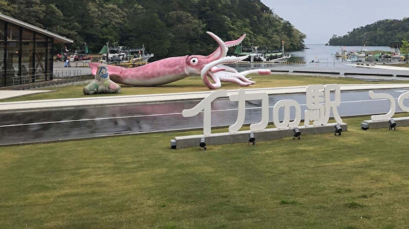 Japonya’da koronavirüs yardım fonu ile kalamar heykeli inşa edildi