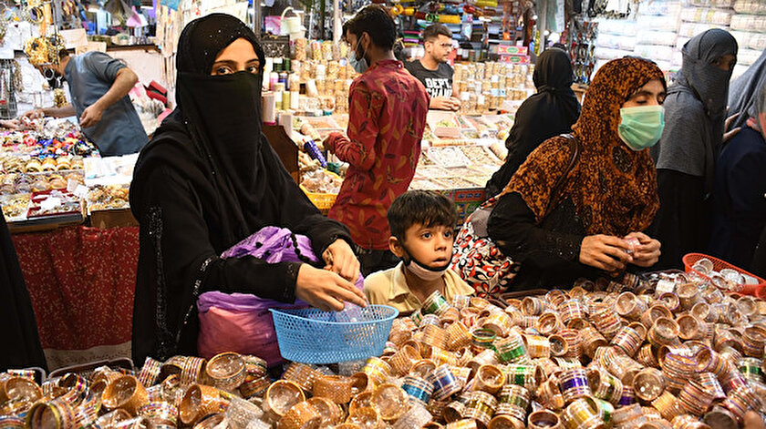 Pakistanlılar yasak endişesiyle bayram öncesi market ve pazarlara koştu