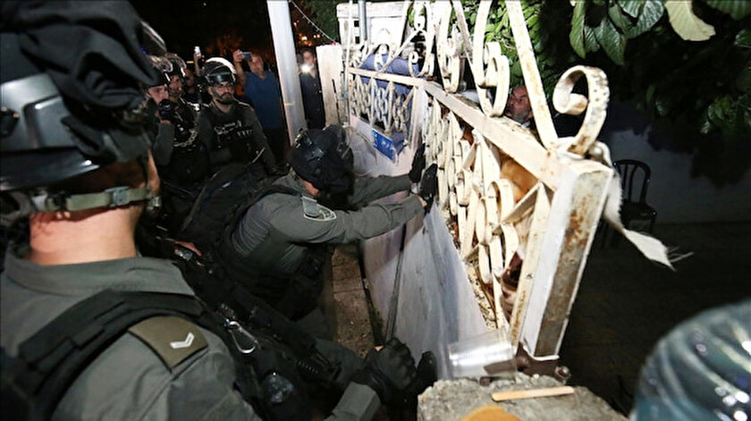 İşgalci İsrail polisi Doğu Kudüste Filistinli bir ailenin evine zorla girdi