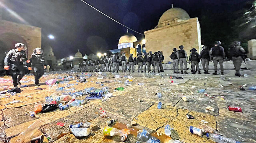 Alçak saldırı: İsrail dün gece Kudüs'te tacizin dozunu artırdı​ - Yeni Şafak