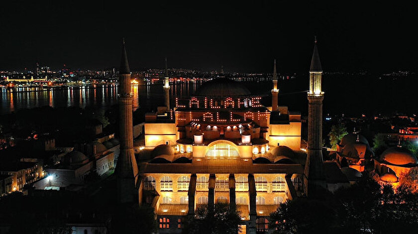 ayasofya i kebir camii nde ilk mahya