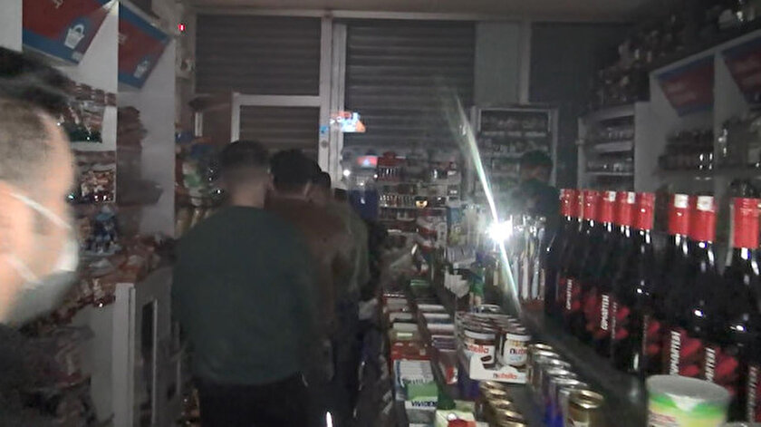 Esenyurtta tam kapanmada gizlice alkol alınan tekel bayisine baskın