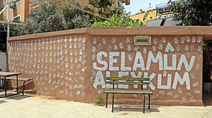 ‘Kimse birbirine selam vermiyordu’ dedi caminin duvarlarını el izleriyle doldurdu