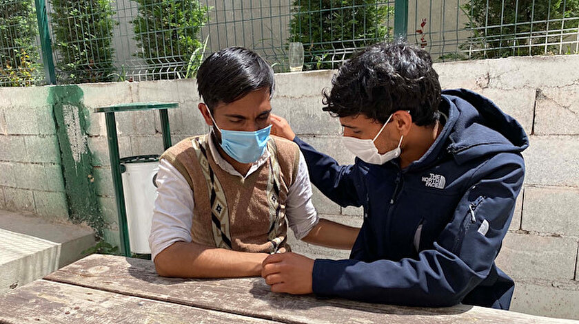 Film gibi: Afganistan’dan yürüyerek Osmaniyeye geldi kardeşi ile kavuştu