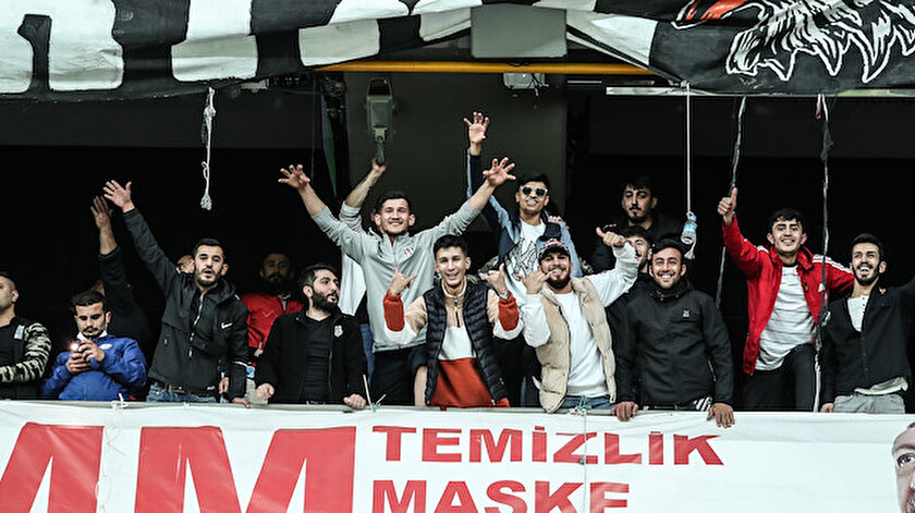 Beşiktaşlı taraftarlar seyircisiz maçta takımlarını yalnız bırakmadı: 3 bin kişi statta
