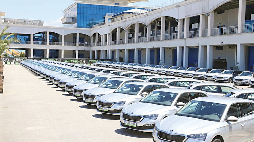 Oto kiralamacı 17 bin araç aldı