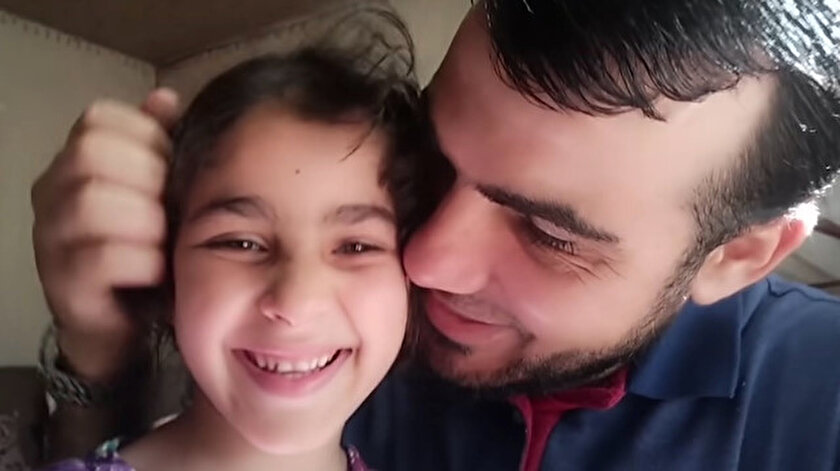 Hava saldırılarından korkan kızlarını teskin etmeye çalışan Gazzeli baba İsrailin saldırılarında şehit oldu