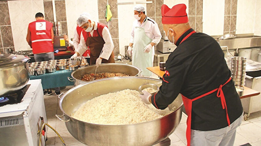 Okullardan 13 bin aileye sıcak yemek