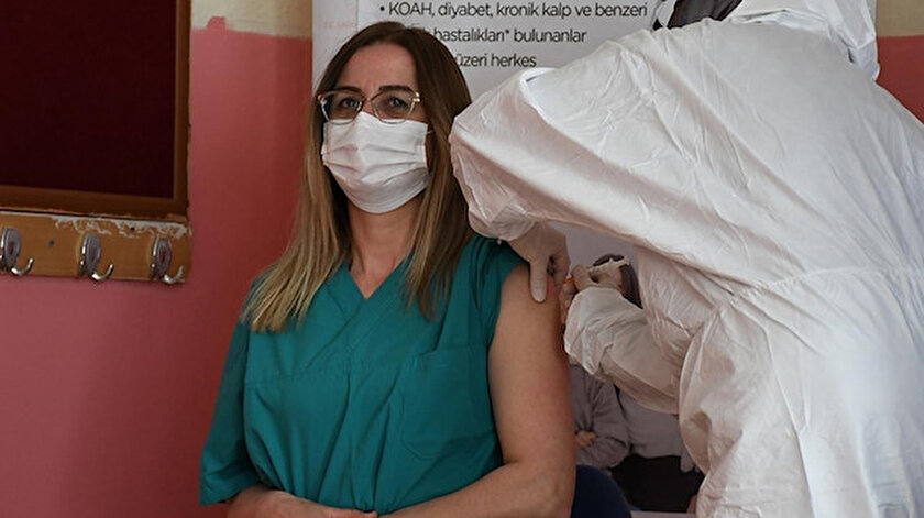 Milli Eğitim Bakanı Selçuk: 40 yaş üzeri öğretmen ve okul çalışanlarımızın aşı randevuları açıldı