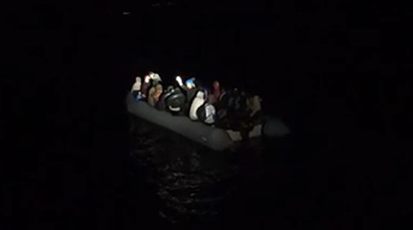 Yunanistanın geri ittiği bottaki 28 göçmen kurtarıldı