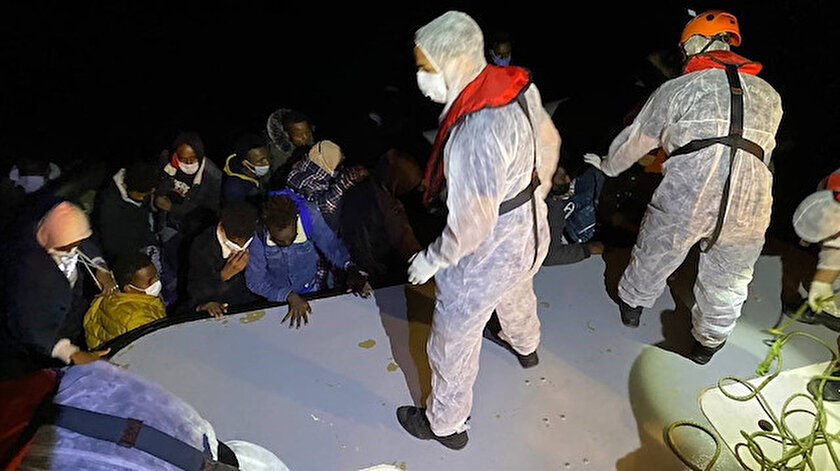 Yunanistanın İzmir açıklarında ölüme ittiği 32 sığınmacı kurtarıldı