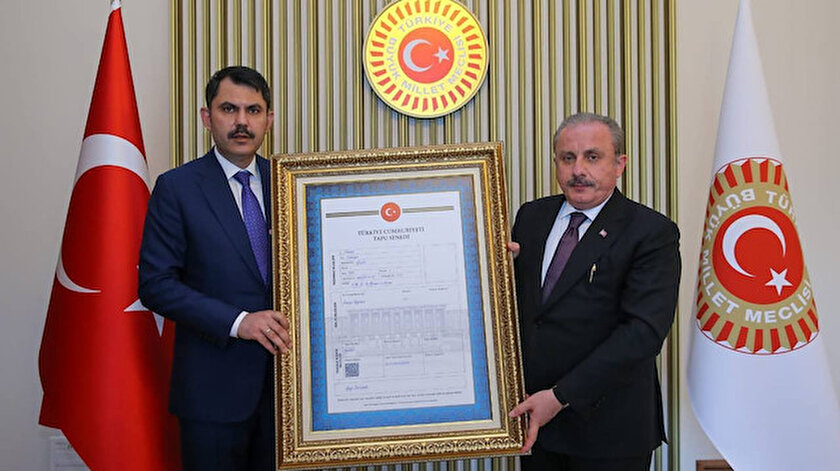 Bakan Kurum TBMM Başkanı Şentopa Gazi Meclisin tapusunu teslim etti