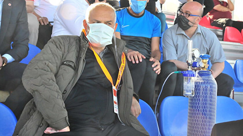 Takımının maçını oksijen tüpüyle takip etti