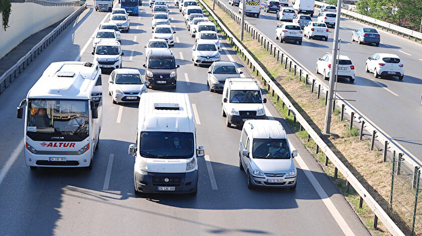 İstanbulda sabah saatlerinde trafik yoğunluğu yaşanıyor