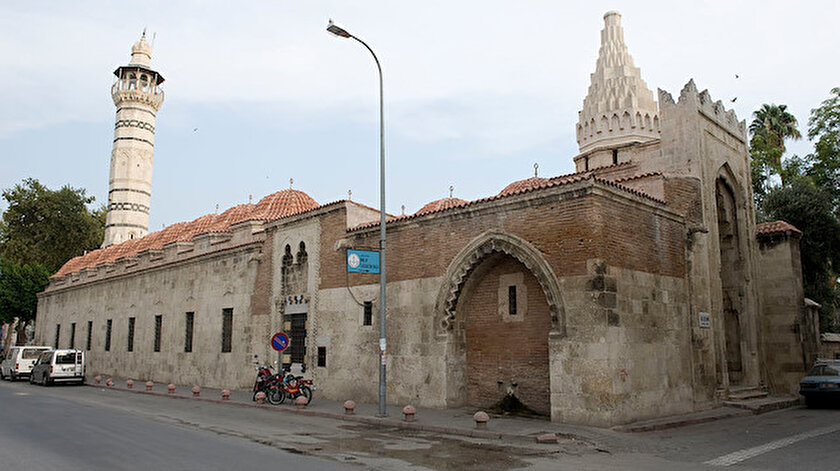Adana Ulu Camiinin çinileri 19 yıl önce çalınmıştı: Hollandada satışa sunulan çiniler müzakereler sonucu Ankaraya getirildi
