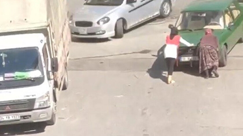 Yolda kalan aracın imdadına kağıt toplayıcısı kadın yetişti