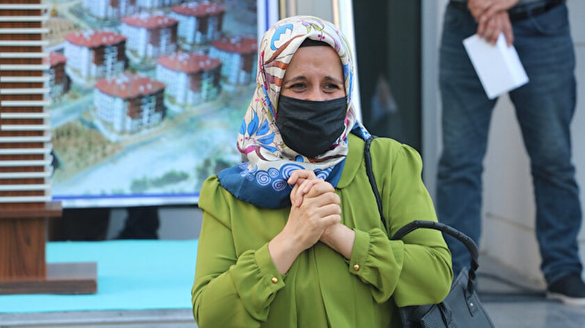 Depremzedelerin duygu dolu anları: Konut kurasında adını duyan gözyaşlarını tutamadı