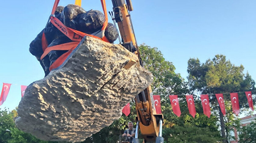 CHPli Edirne belediyesi bu kez yeterince görülmüyor diyerek heykel taşıdı