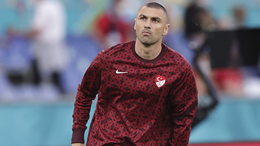 Burak Yılmaz maç başlamadan önce onun yanına koştu