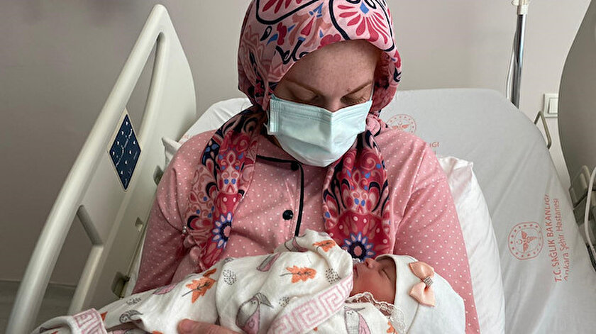 Doğuma 5 gün kala yakalandığı Kovid-19u bebeğiyle yendi: Öleceğimi düşündüm ama bebeğimi elime aldım