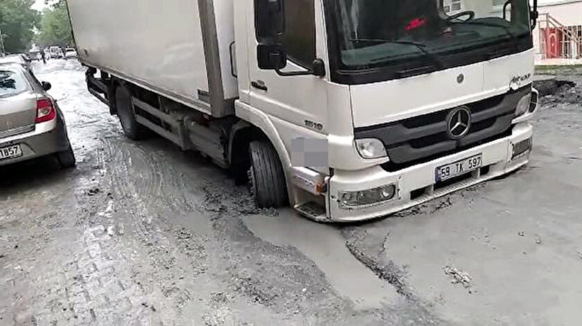 Avcılarda İSKİnin çalışma yaptığı yol 17 günde üç kez çöktü: Araçlar çekiciler ile kurtarıldı