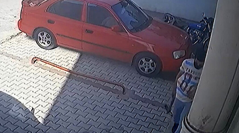 Motosikleti çalmadan önce güvenlik kamerasının açısını keserle değiştirdi