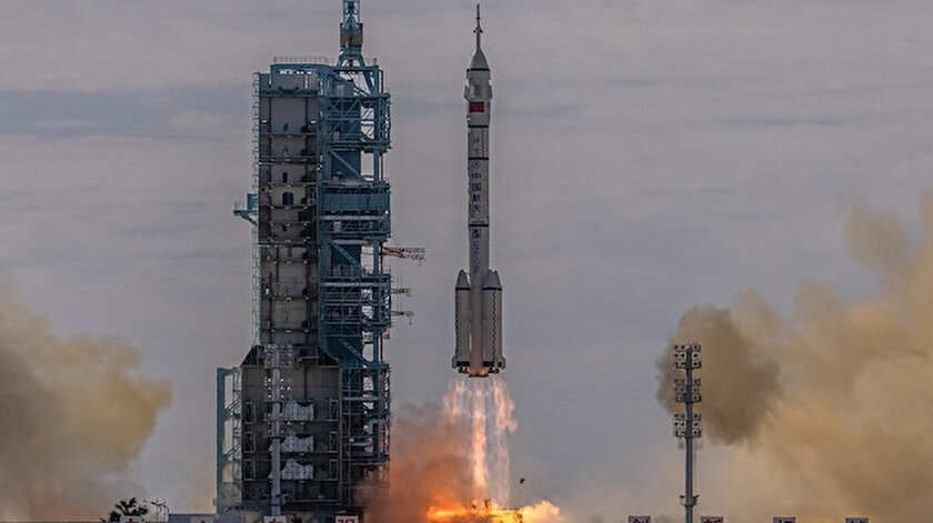 Çin uzay istasyonunu kuruyor: İlk mürettebatı taşıyan Shenzhou-12 başarıyla fırlatıldı