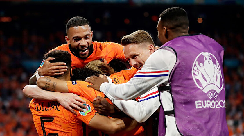 Hollanda ikide iki yaptı ve gruptan çıkmayı garantiledi