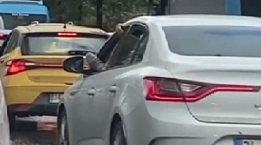 Ekipler bu görüntüyü affetmedi: Ayağını camdan çıkararak otomobil kullanan sürücüye para cezası kesildi