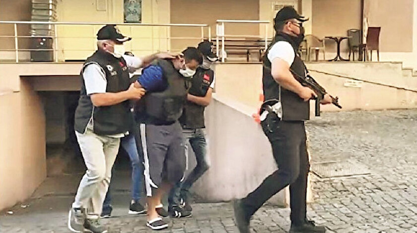 Arkasında kim var