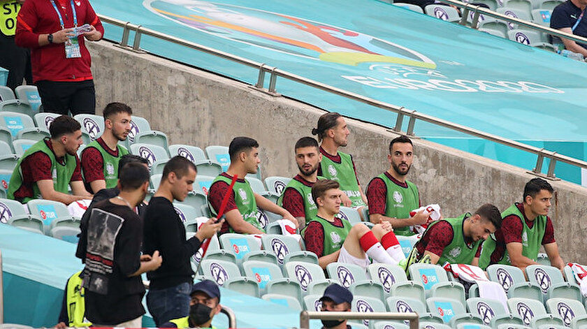 Milli futbolcudan Şenol Güneşe dikkati çeken tepki: Gülerek tribüne çıktı