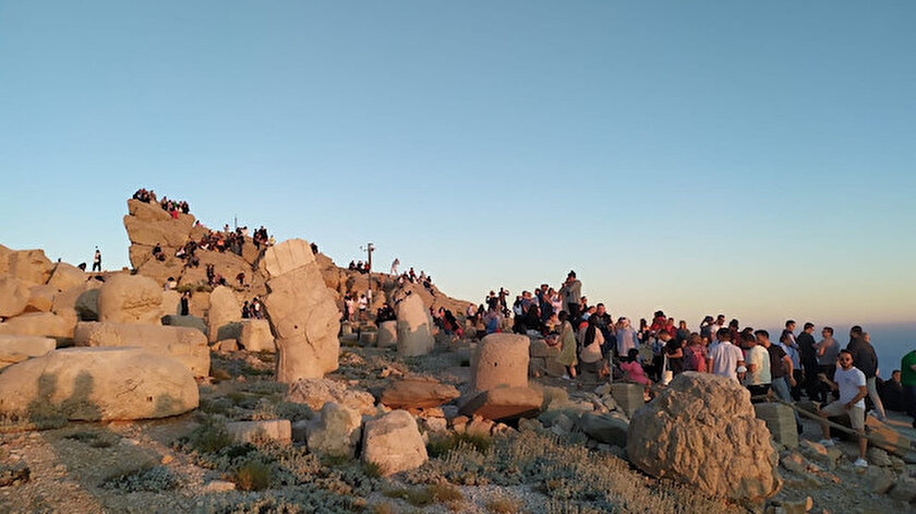 Güneşin doğuşu ve batışının dünyada en güzel izlendiği Nemrut Dağına turist akını: Bir günde bin 600 ziyaretçi