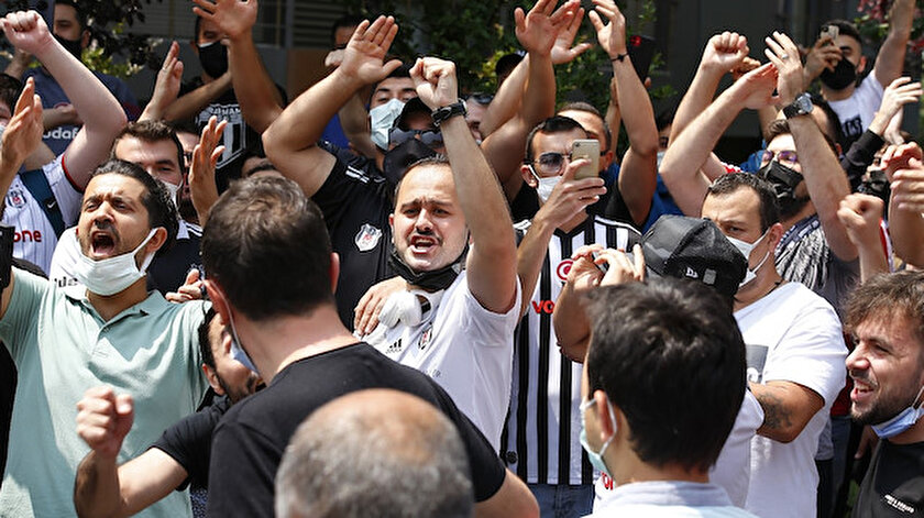 Beşiktaşlı taraftarlardan Sergen Yalçına destek: Evinin önünde toplandılar