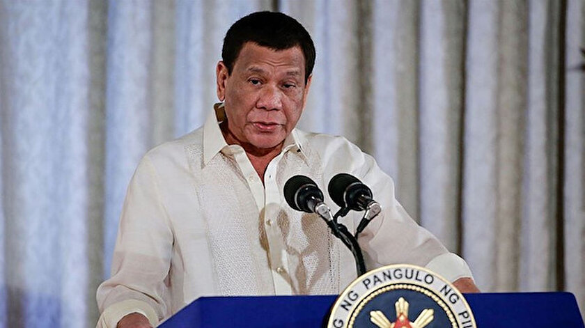 Filipinler Devlet Başkanı Duterte koronavirüs aşısı olmayı reddedenleri hapse atmakla tehdit etti