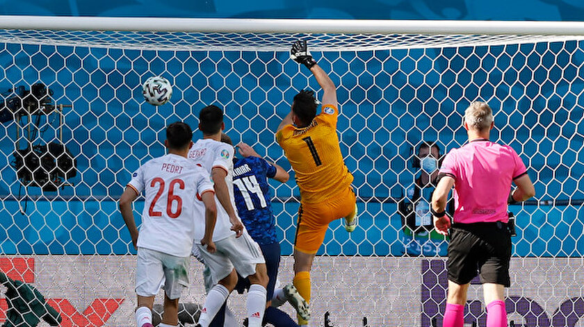 Slovakya kalecisi Dubravka topu kendi kalesine tokatladı