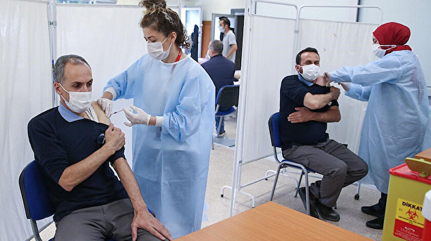 Türkiyede Kovid-19 aşısının birinci dozu uygulanan kişi sayısı 30 milyonu aştı