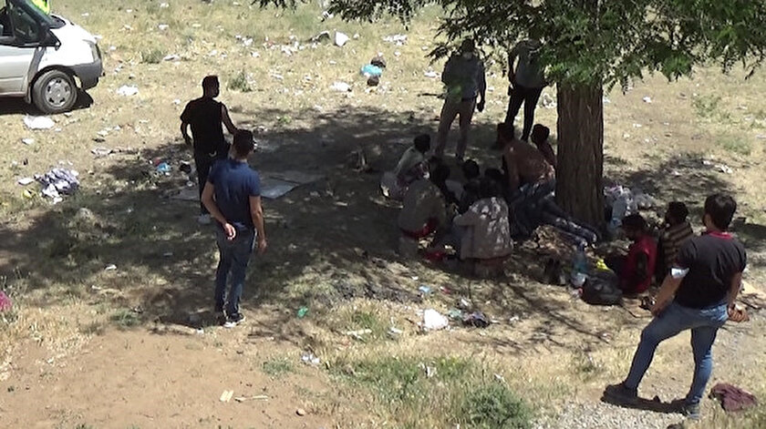 Bitlis haberleri: Yol kenarına terk edilmiş 70 kaçak göçmen yakalandı