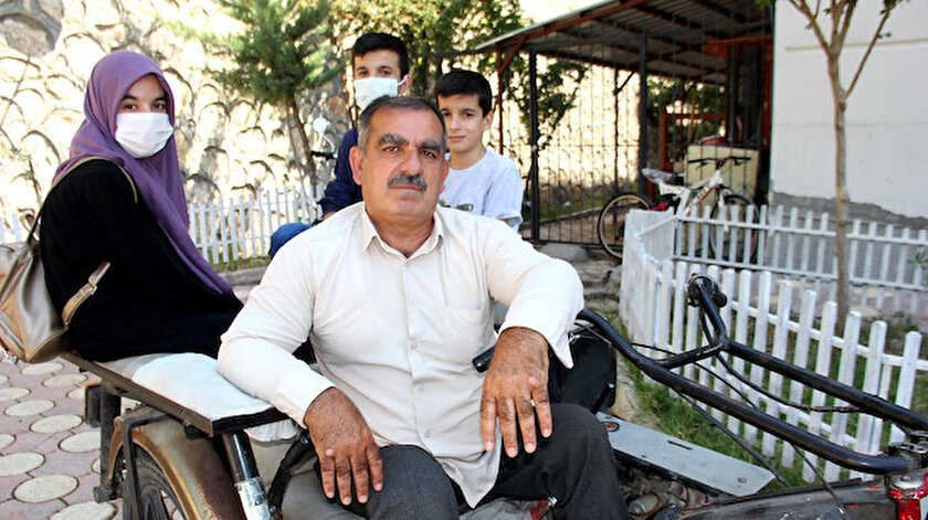 Okuma yazma bilmeyen engelli babanın azmi ile 3 çocuğu hafız oldu: Yaz-kış demeden her gün okula götürüyor